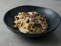 Pyszne spaghetti carbonara z chrupiącym boczkiem i kremowym sosem, idealnie ugotowany makaron al dente.