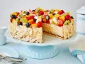 Ein bunter Obstkuchen, verziert mit Mandelsplittern, inspiriert zu neuen obstkuchen rezepten.