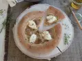 Pizza al padellino con salsiccia e mozzarella, un'esplosione di sapori su una base soffice e croccante.