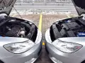 Dwa silniki samochodowe, jeden z napisem TDI (diesel), drugi bez widocznego oznaczenia, stoją obok siebie. Dylemat: diesel czy benzyna?