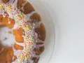 Słodki, okrągły babka z lukrem do cynamonek i kolorową posypką, gotowa do podania.