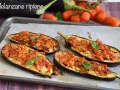 Melanzane ripiene senza carne, un piatto gustoso e colorato, pronte per essere infornate.