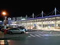 Nocne lotnisko Kraków-Balice, Terminal A. Samochody czekają na pasażerów, a światła tworzą niepowtarzalny klimat.