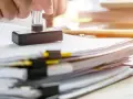 Stempel na dokumentach. Czasem wystarczy pieczątka, kiedy nie trzeba zgłaszać spadku do urzędu skarbowego.