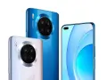 Trzy telefony: dwa z tyłu z okrągłymi modułami aparatów (niebieski i srebrny), jeden z przodu z ekranem i podwójnym aparatem do selfie. To honor 50 lite.