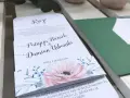 Zaproszenie ślubne Patrycji i Damiana z tekstem "Wraz z rodzicami" i motywem kwiatowym.