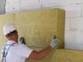 Jaką wełnę do domu szkieletowego wybrać, aby uniknąć błędów?