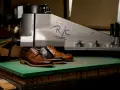 Scarpe eleganti in pelle marrone e nera, pronte per essere lavorate per ammorbidire la pelle.