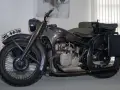 Klasyczny motocykl BMW z bocznym wózkiem, świadectwo bogatej historii BMW.