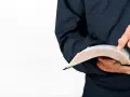 Kiedy do księdza przed ślubem? Kluczowe terminy, które musisz znać