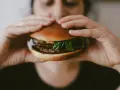 Ile waży burger wołowy? Rozkładamy go na czynniki pierwsze!