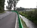 Nowa ścieżka rowerowa wzdłuż rzeki, idealna na przejażdżkę velo rudawa.