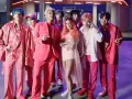 BTS und Halsey in pinken Outfits, ein Bild, das die vielen BTS Spotify Streams feiert.