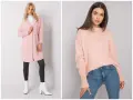 Blondynka w pudrowym płaszczu i brunetka w brzoskwiniowym swetrze. Jaki kolor pasuje do brudnego różu? Biel i jeans!
