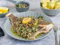 Gebratene Scholle mit Kräutern und Zitrone, serviert mit Salzkartoffeln. Ein köstlicher Fisch für Genießer.