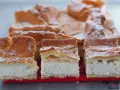 Kawałki karpatki z kremem i ciastem parzonym, posypane cukrem pudrem. Stary przepis na karpatkę, który zawsze się udaje.