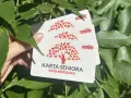Karta Seniora z symbolem drzewa i napisem "Karta Seniora Ogólnopolska". Wygląda jak ważny dokument dla seniorów.