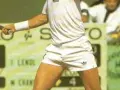 Tenista Ivan Lendl en acción, con su raqueta lista para el golpe.