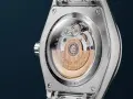 Widok mechanizmu zegarka z widocznymi rubinami, które pełnią rolę łożysk. Te **kamienie w zegarku** zapewniają płynne działanie.