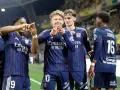 Piłkarze Olympique Lyon świętują zwycięstwo nad OGC Nice. Radość na twarzach zawodników po udanym meczu.