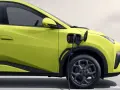 Auto elettrica verde in carica, un passo verso il futuro della mobilità sostenibile in Veneto.