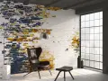 Un muro interno rovinato può diventare un punto focale con un effetto mattoncino bianco sporco e macchie di blu e giallo.