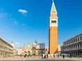 La salita al campanile di San Marco offre una vista mozzafiato su Piazza San Marco, Venezia.