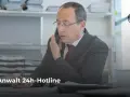 Anwalt im Anzug am Telefon, der Notizen macht. Er bietet telefonische Rechtsberatung im Familienrecht an, kostenlos.