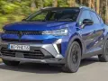 Niebieski Renault Captur w ruchu. Sprawdź aktualną renault captur cena i wybierz swój wymarzony SUV.