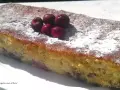 Bizcocho de cerezas casero, espolvoreado con azúcar glas y decorado con cerezas frescas.