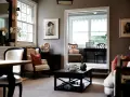 Elegante salón con paredes color topo oscuro, muebles clásicos y obras de arte.
