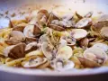 Spaghetti alle vongole cremosi come al ristorante, un piatto ricco di sapore e profumo di mare, pronto per essere gustato.