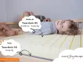 Dziecko leży na materacu. Czy twardy materac jest zdrowy? Wskazane twardości H2 (średnio-twardy) i H3 (twardy).