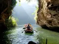 Gita in barca tra le formazioni rocciose del Vietnam. Un'esperienza da non perdere per scoprire cosa vedere in questo paese.