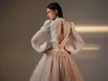 Tiulowa spódnica: Jaka bluzka? Elegancja, luz i rockowy pazur