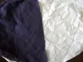 Dwa kawałki materiału, jeden granatowy, drugi biały, przypominają, że **cotton co to** za materiał – miękki i naturalny.
