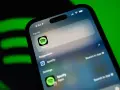 Telefon z aplikacją Spotify, sugerującą muzykę w jakości **spotify lossless**. Zielone logo Spotify w tle.