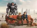 Postapokaliptyczna ekipa na kanapie, czekająca na Fallout 5. W tle zniszczone miasto i znak Route 66.