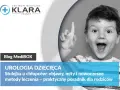 Uśmiechnięty chłopiec z uniesionym palcem, symbolizujący wiedzę o problemie stulejka u dziecka. Poradnik urologii dziecięcej.