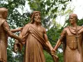 Brązowe rzeźby Jezusa w koronie cierniowej i dwóch rzymskich żołnierzy, symbolizujące moment pojmania, budzą głębokie refleksje o mistycyzmie i cierpieniu.