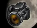 Czarny aparat Nikon Coolpix P1000 z żółtym obiektywem na tle księżyca. Idealny do fotografowania odległych obiektów.