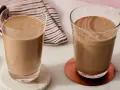 Dwa szklanki pysznego, czekoladowego shake'a proteinowego. Idealny przepis na szybki posiłek lub regenerację po treningu.