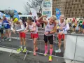 Marcin Konieczny i inni biegacze w biało-czerwonych strojach czekają na start.