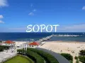 Sopot: słynne molo, plaża i zatoka jachtów. Monciak to serce tego nadmorskiego kurortu, tętniące życiem.