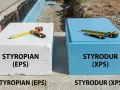 Porównanie styropianu (EPS) i styroduru (XPS) na podłogę. Oba materiały izolacyjne, biały i niebieski, leżą obok siebie z miarką i nożem.