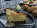 Babka ziemniaczana przepis babci: pyszne ciasto ziemniaczane z boczkiem, jajkiem i cebulą, składniki na stole.