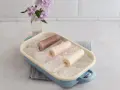 Drei cremige Mini Milk Eis am Stiel, wie aus den 90ern, in einer blauen Schale auf Eiswürfeln.