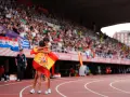 Dos atletas se abrazan con la bandera de España en el campeonato Europa sub 20 atletismo.