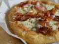 Pyszna pizza keto z chrupiącym boczkiem i ciągnącym serem, idealna na niskowęglowodanową ucztę.