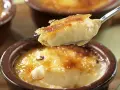 Cremige Crema Catalana Eis wird von einem Löffel aufgetischt, die karamellisierte Kruste bricht.